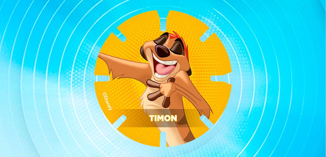 Tekenfilmfiguur Timon van Disney, lachend met open armen tegen een gele achtergrond met blauwe cirkels.