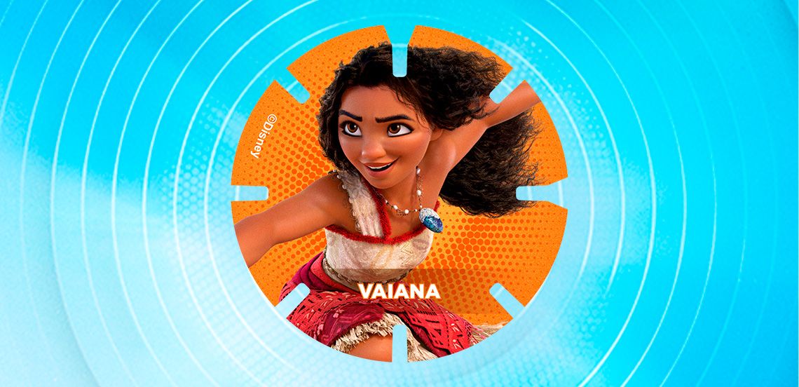 Afbeelding van Disney-personage Vaiana centraal op een ronde schijf met oranje achtergrond, omringd door een blauwe cirkel met lichte ringen.