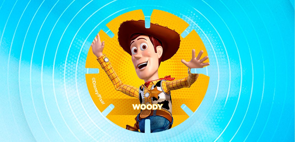 Afbeelding van Woody, het speelgoedfiguur en cowboypersonage uit de Disney Pixar film Toy Story, met een gele achtergrond en blauwe cirkelvormige ringen.