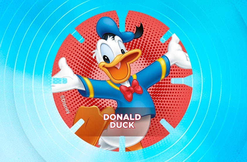 Donald Duck op een kleurrijke ronde kaart tegen een blauwe achtergrond, met uitgestrekte armen en zijn kenmerkende blauwe matrozenpak.