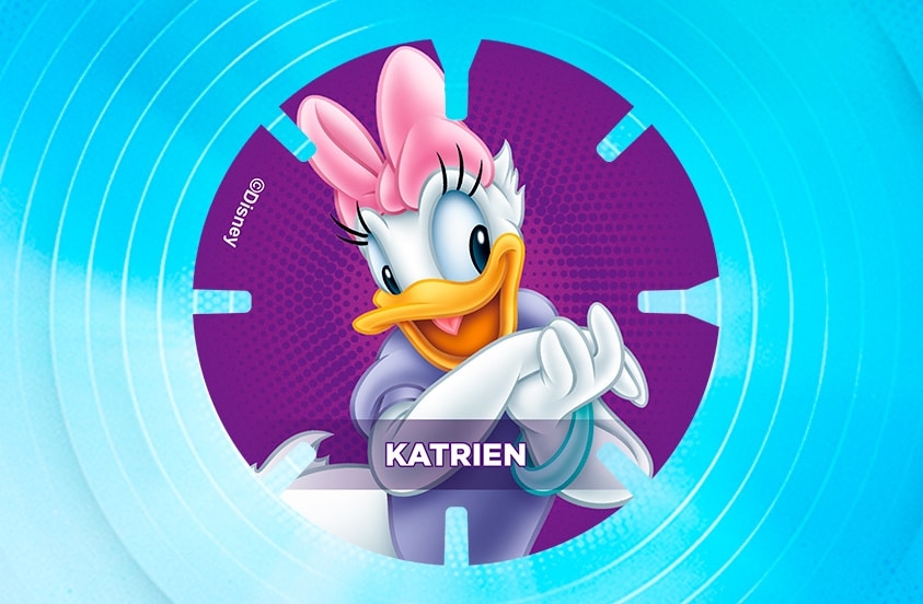 Afbeelding van Disney-personage Katrien Duck met een roze strik en paarse kleding, op een paarse achtergrond met haar naam "Katrien" in witte letters op een paarse balk.