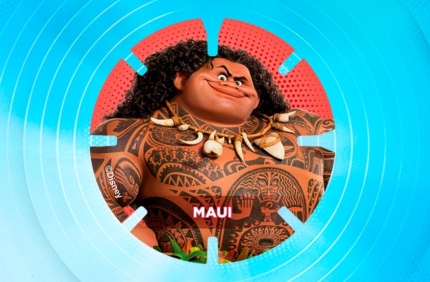 Maui, getatoeëerde Disney-animatiefiguur met krullend haar en een schelpenketting, op een kleurrijke achtergrond.