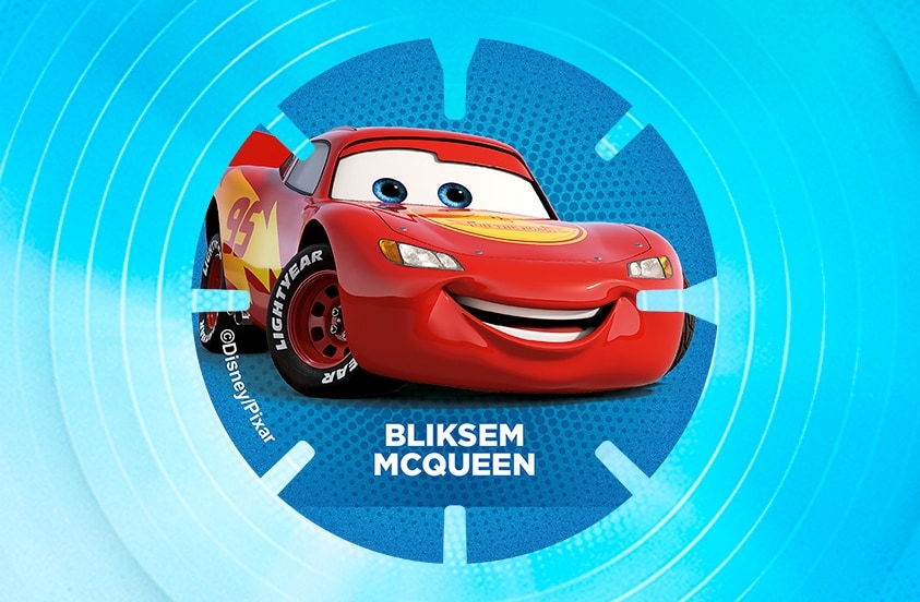 Afbeelding van Bliksem McQueen, de rode raceauto uit Disney Pixar's Cars, met een lachend gezicht op een blauwe achtergrond.