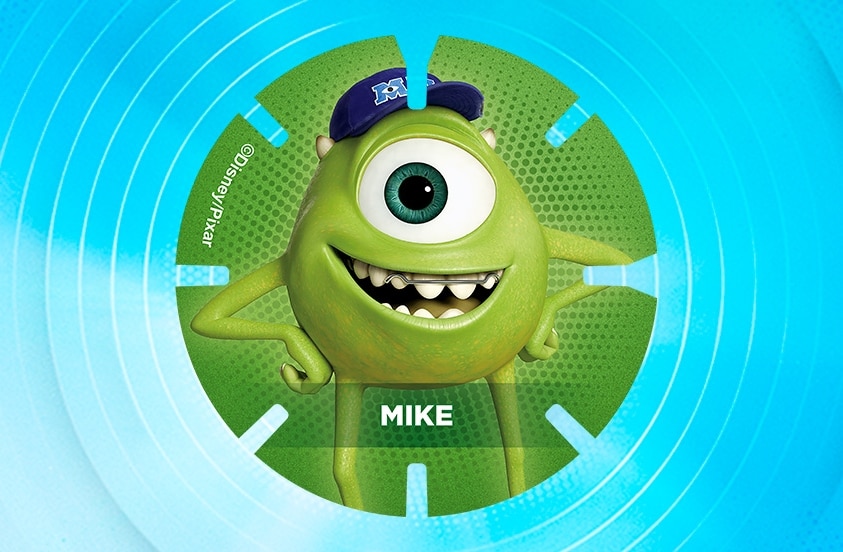 Groene animatiefiguur Mike uit Disney/Pixar's Monsters Inc. met een blauwe pet en grote glimlach, tegen een blauwe achtergrond.