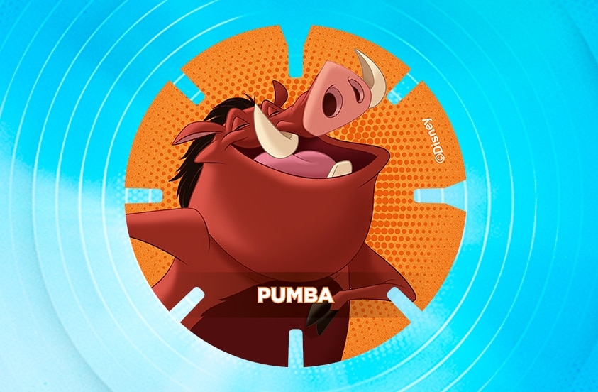Afbeelding van Pumba, het bekende Disney-personage uit De Leeuwenkoning, afgebeeld op een ronde schijf met een oranje achtergrond en blauwe randen.
