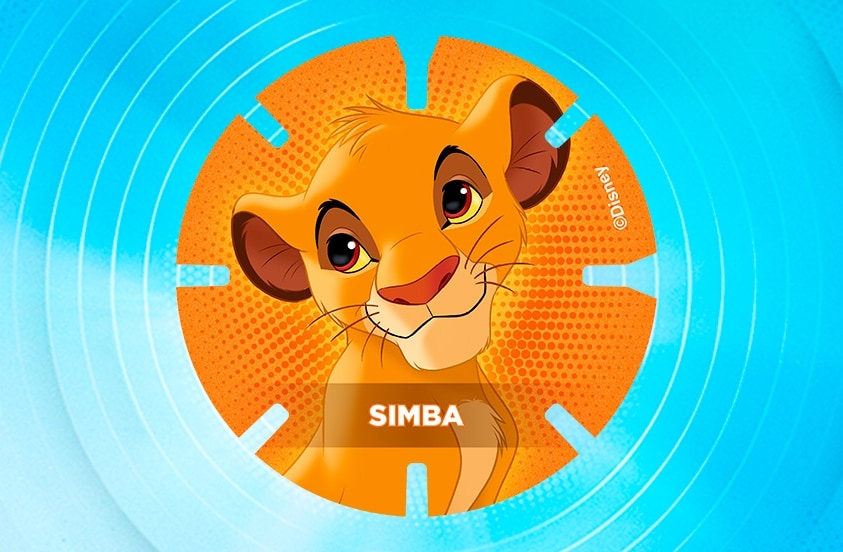 Afbeelding van Simba, het bekende leeuwenwelp-personage uit Disney's The Lion King, op een oranje verzamelmunt met blauwe achtergrond.