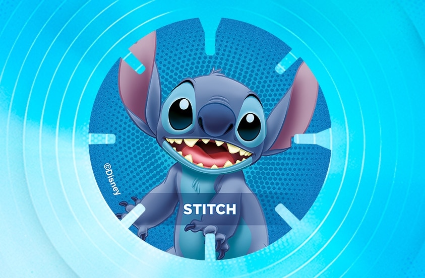 Disney figuur Stitch op een ronde blauwe speelkaart met witte cirkelvormige patronen.