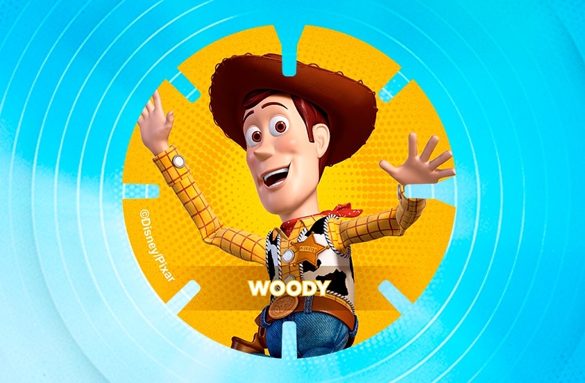 Sheriff Woody uit Toy Story met opgestoken armen, tegen een gele cirkel en blauwe achtergrond, met ©Disney/Pixar en zijn naam WOODY in beeld.