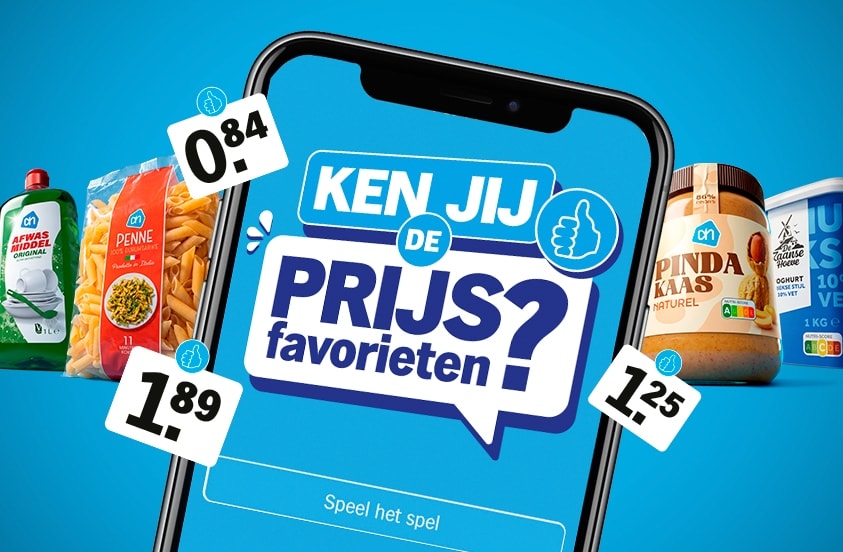 Afbeelding met de tekst "Ken jij de prijsfavorieten?" op een smartphone, omringd door Albert Heijn eigen merk producten zoals afwasmiddel, penne, pindakaas en yoghurt, met opvallende prijskaartjes.