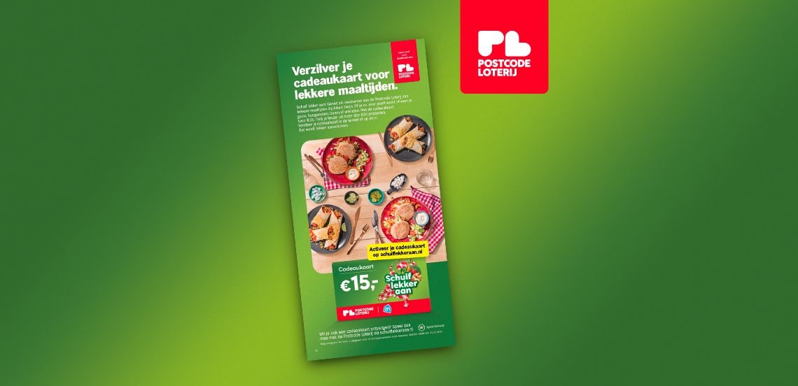 Afbeelding van een promotiekaart van de Postcode Loterij op een groene achtergrond, met een cadeaubon van €15,- voor lekkere maaltijden en een uitnodiging om de cadeaukaart te verzilveren. Bovenaan staan borden met verschillende maaltijden en het Postcode Loterij logo.
