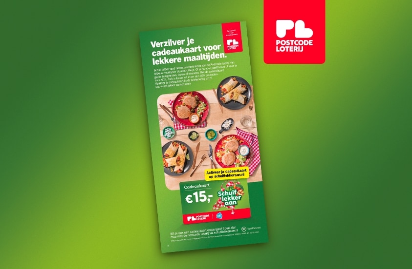 Afbeelding van een promotieposter van de Postcode Loterij met een cadeaukaart van €15,- voor lekkere maaltijden, inclusief foto van verschillende gerechten op een tafel en informatie over het activeren van de cadeaukaart.