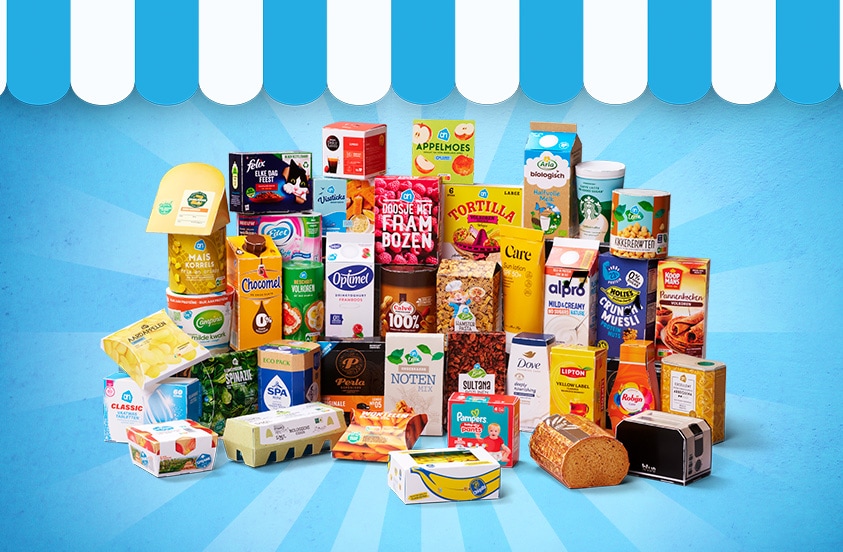 Verschillende boodschappenproducten van A-merken en huismerken van Albert Heijn, waaronder ontbijtgranen, zuivel, sap, brood, pasta, snacks en schoonmaakmiddelen, uitgestald op een blauwe achtergrond met winkeldakje.
