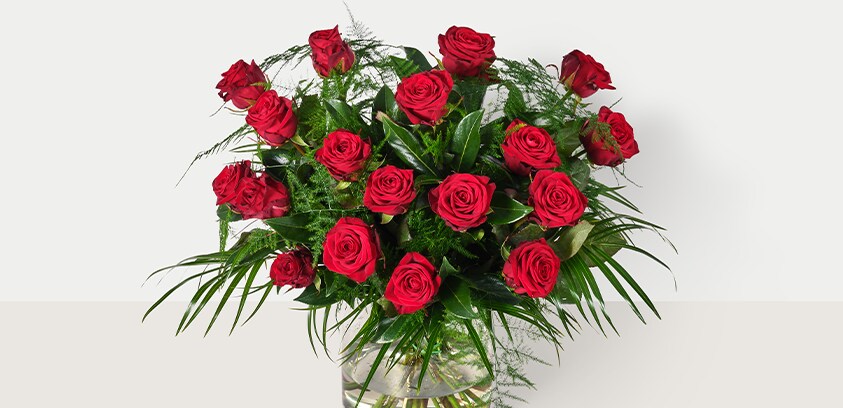 Boeket met rode rozen in een glazen vaas