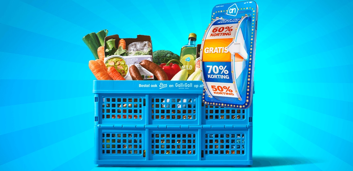 Blauwe Albert Heijn-krat gevuld met boodschappen zoals groenten, rookworst, en een fles olijfolie, met daarnaast een promotioneel rad met kortingen tot 70% en een gratis vak, op een blauwe achtergrond.