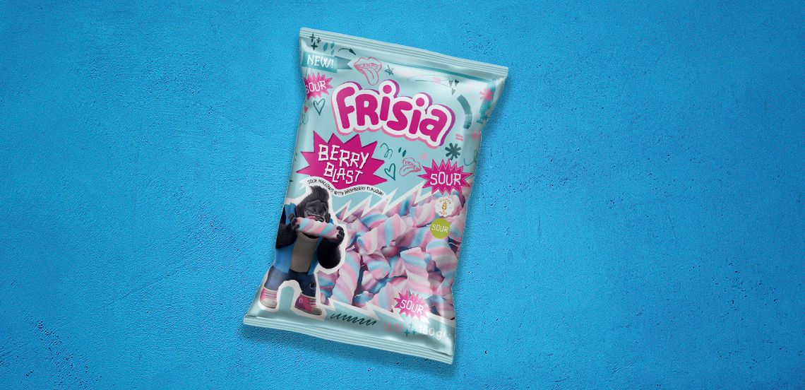Zak Frisia Berry Blast zure marshmallows op een blauwe achtergrond