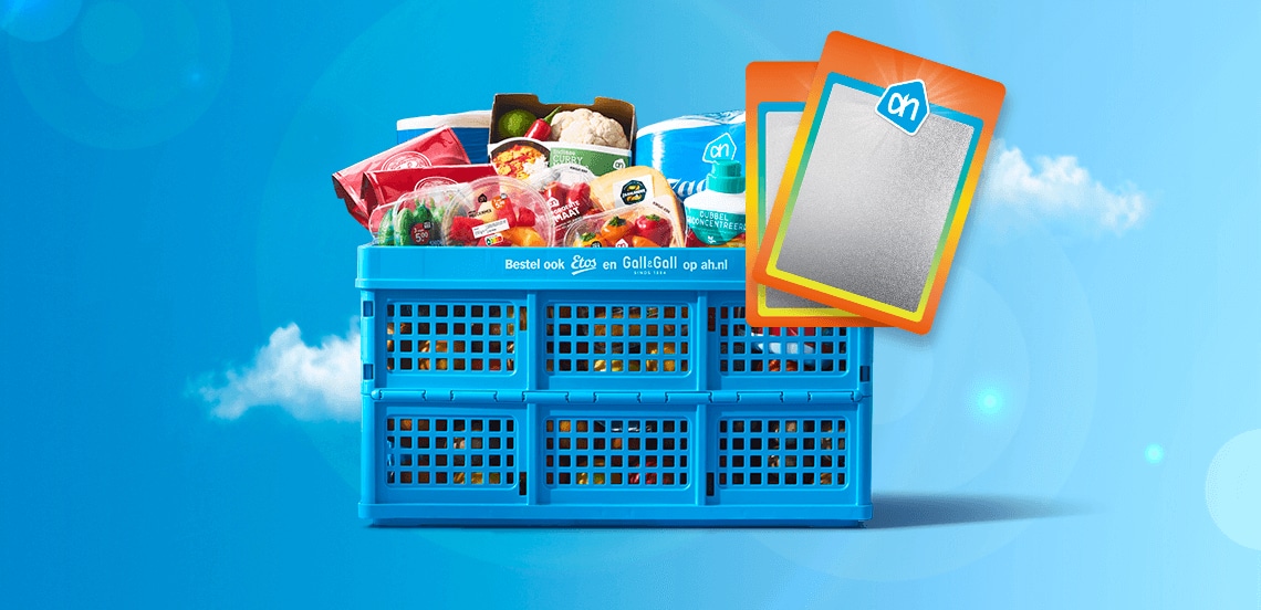 Blauwe Albert Heijn krat gevuld met boodschappen en twee AH verzamelkaarten op een blauwe achtergrond