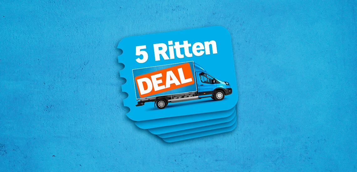 Afbeelding van een blauwe bestelwagen met de tekst "5 Ritten DEAL" op een stapel blauwe kaartjes, tegen een blauwe achtergrond.
