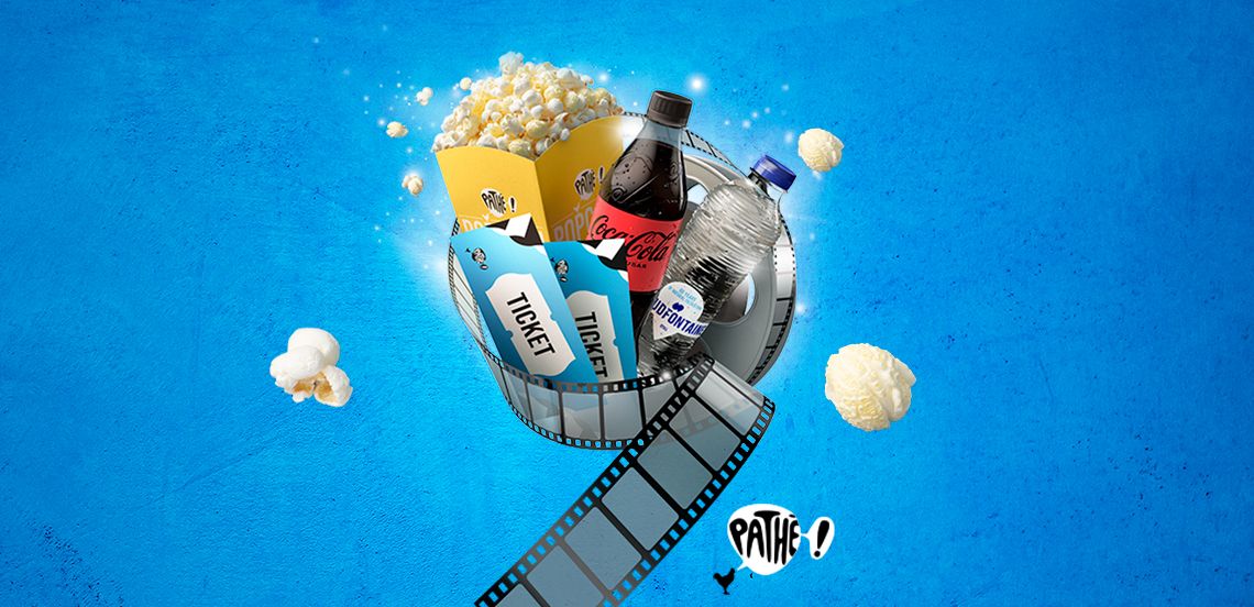 Bioscoopthema afbeelding met Pathé popcorn, Coca-Cola fles, Sourcy mineraalwater fles, twee bioscooptickets en een filmrol op een blauwe achtergrond