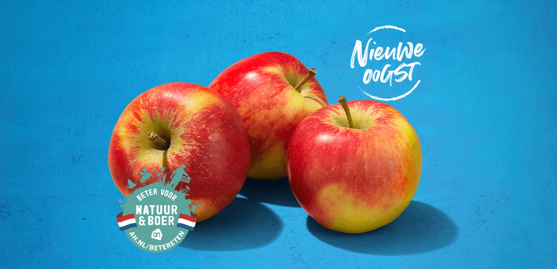 Drie rode appels met gele accenten op een blauwe achtergrond, met het label 'Beter voor Natuur & Boer' en de tekst 'Nieuwe oogst'.