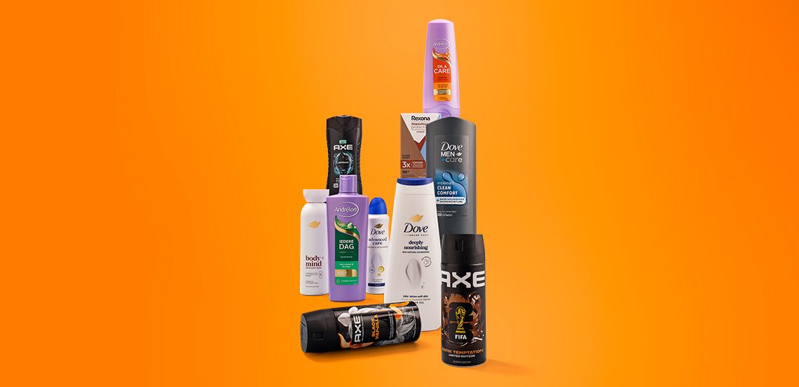 Verschillende verzorgingsproducten van de merken Axe, Dove, Rexona en Andrelon op een oranje achtergrond.