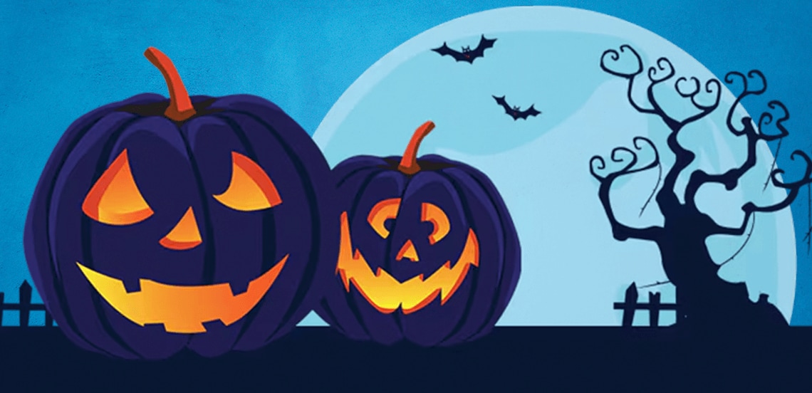Twee uitgeholde pompoenen met uitgesneden gezichten bij volle maan, vliegende vleermuizen en een silhouet van een kale boom in een Halloween-thema