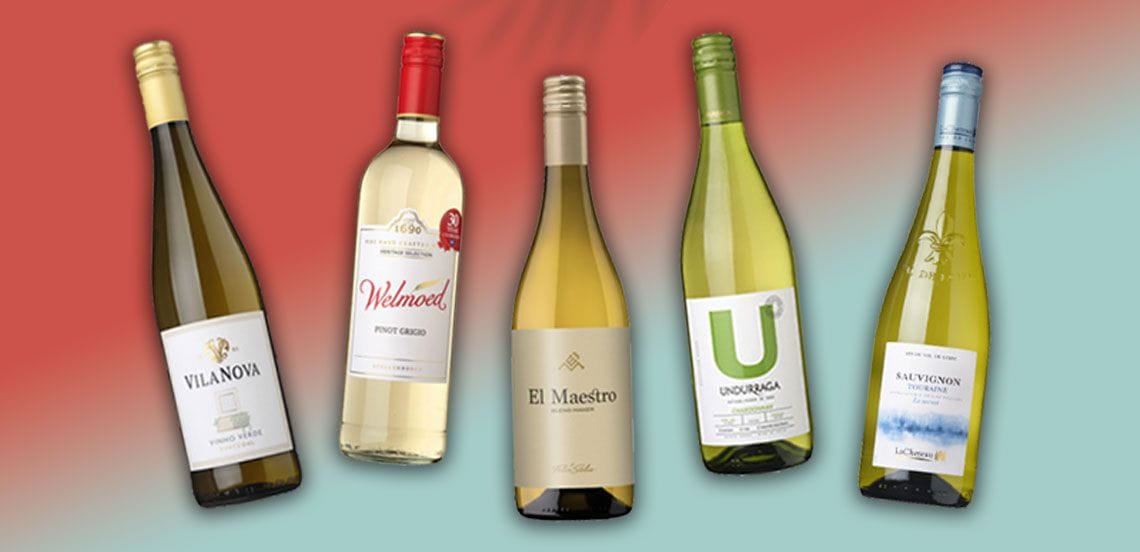 Vijf flessen witte wijn van verschillende merken: Vilanova Vinho Verde, Welmoed Pinot Grigio, El Maestro, Undurraga en La Cheteau Sauvignon.