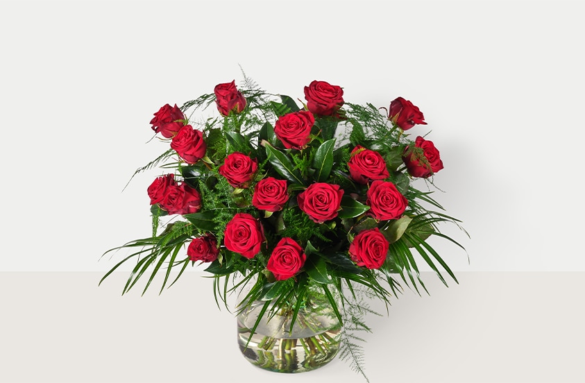 Boeket met rode rozen in een glazen vaas
