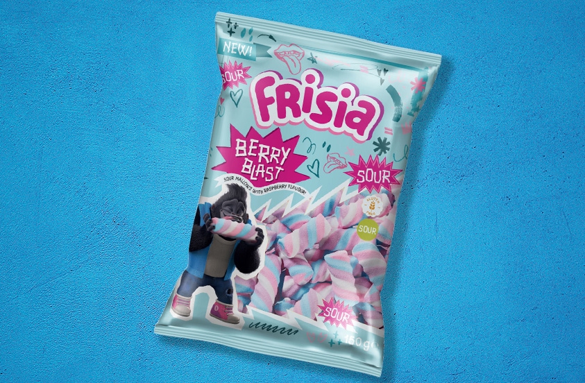 Zak Frisia Berry Blast zure marshmallows met frambozensmaak op een blauwe achtergrond, met kleurrijke marshmallows en een gorilla mascotte op de verpakking.