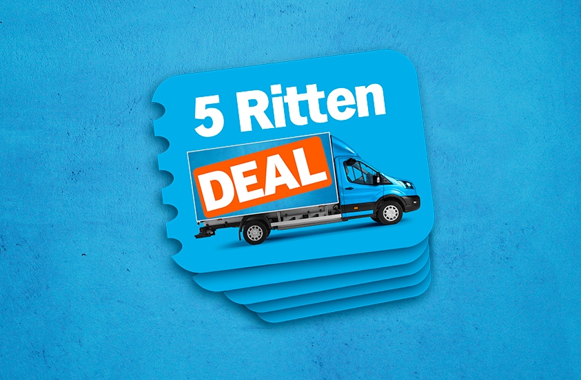 Afbeelding van een blauwe bestelwagen met de tekst "5 Ritten DEAL" op een stapel blauwe kaartjes, tegen een blauwe achtergrond.