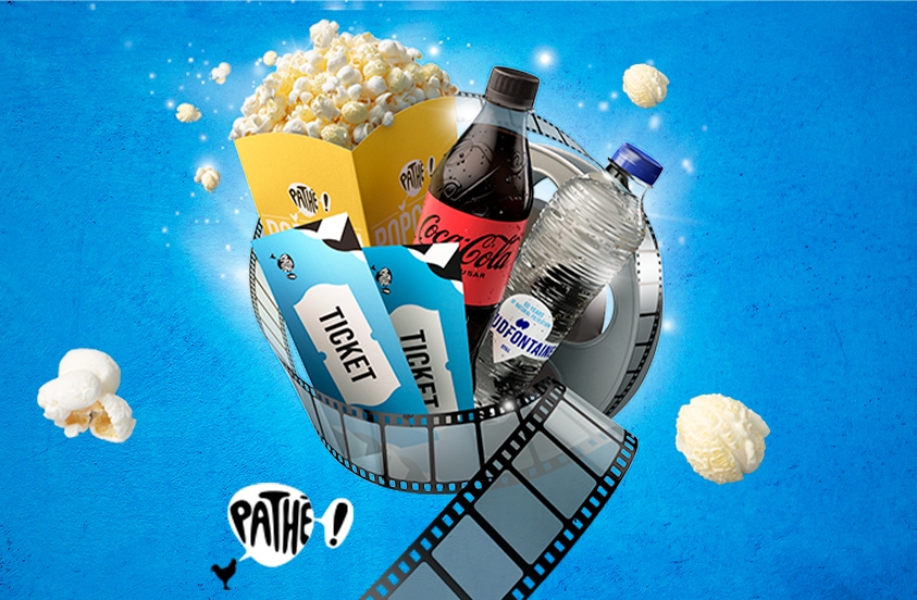 Bioscoopthema afbeelding met Pathé popcorn, Coca-Cola fles, Sourcy mineraalwater fles, twee bioscooptickets en een filmrol op een blauwe achtergrond