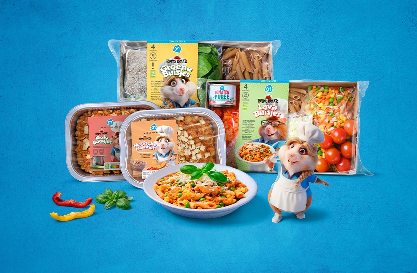 Albert Heijn koelpakketten en pastagerechten voor kinderen met een Ratatouille-thema op blauwe achtergrond, inclusief kleurrijke ingrediënten en een cartoonratje in kokskleding.