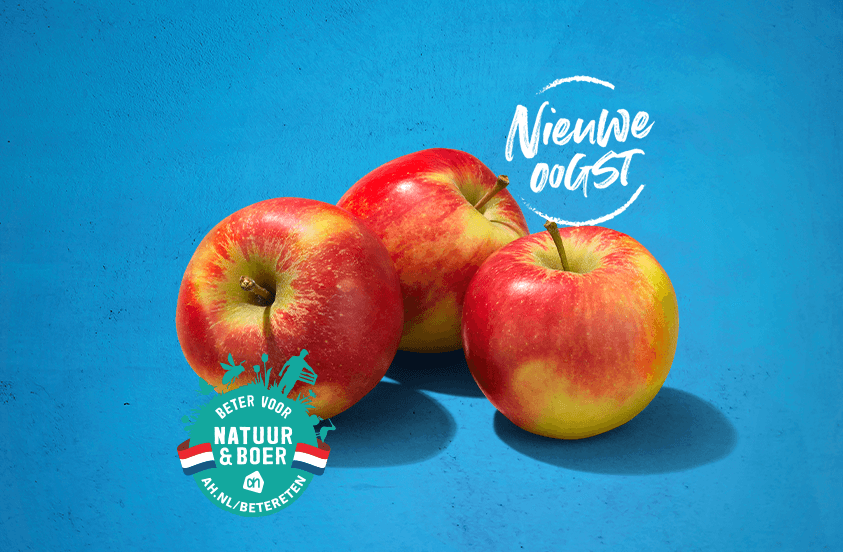 Drie rode appels met gele accenten op een blauwe achtergrond, met het label 'Beter voor Natuur & Boer' en de tekst 'Nieuwe oogst'.