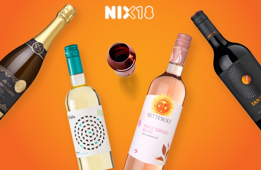 Verschillende flessen wijn en een gevuld wijnglas op een oranje achtergrond met de NIX18 boodschap, wat aangeeft dat alcohol alleen voor 18 jaar en ouder is.