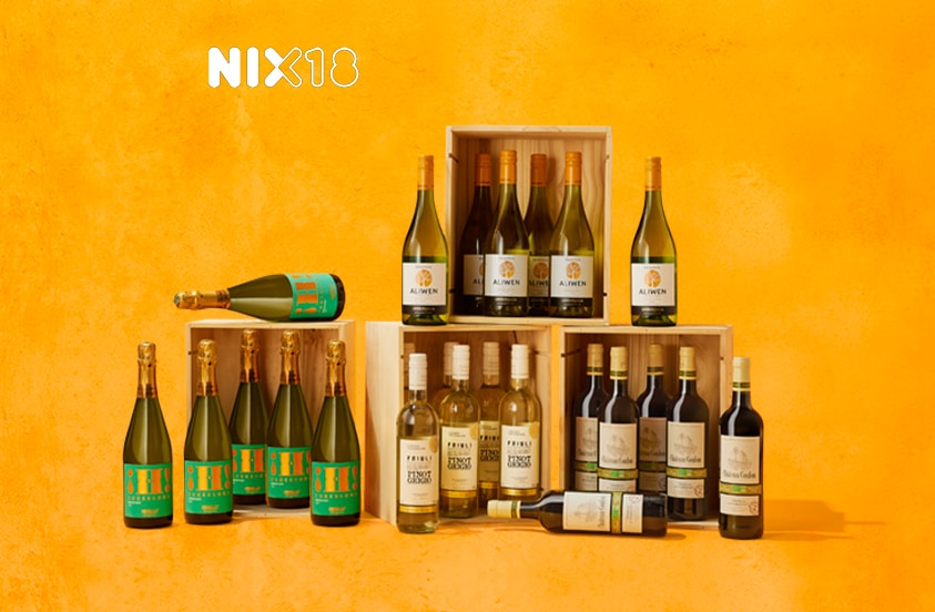 Wijnflessen in houten kisten, waaronder Aliwen en Château Castel, tegen een oranje achtergrond met NIX18-logo