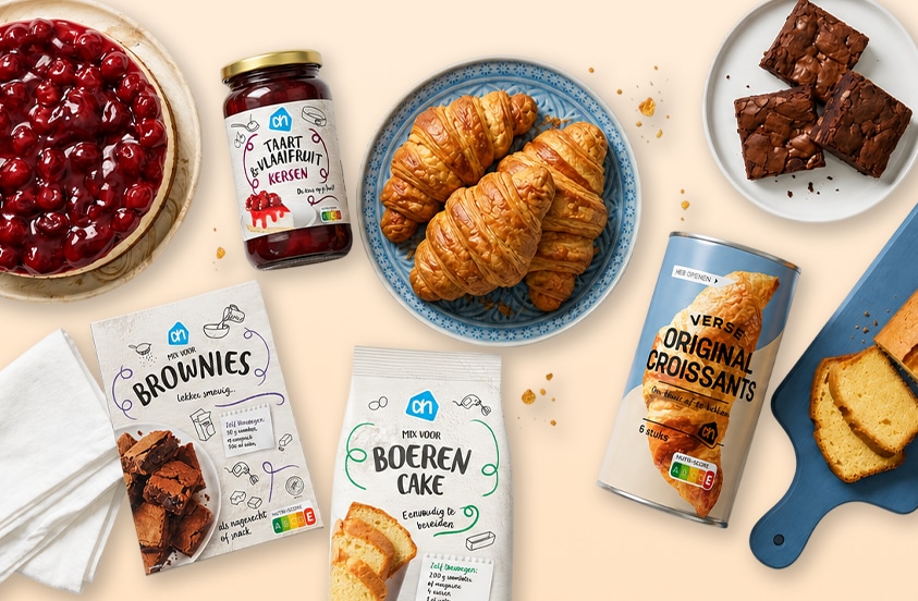 Verschillende bakproducten met een monchoutaart, croissantjes, brownies en cake.