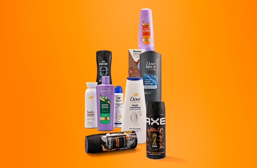 Verschillende verzorgingsproducten van A-merken zoals Axe, Dove, Rexona en Andrelon op een oranje achtergrond.
