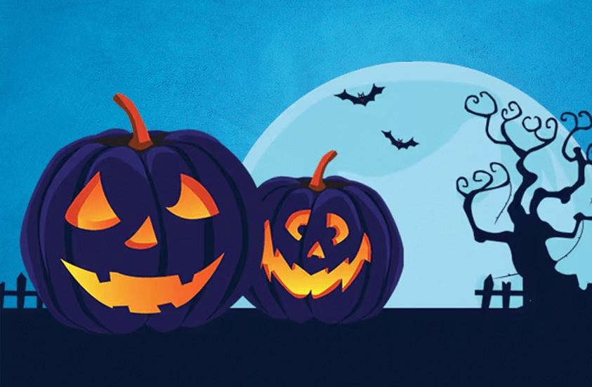 Twee lachende Halloween pompoenen met uitgesneden gezichten voor een volle maan, vleermuizen en een kale boom op de achtergrond