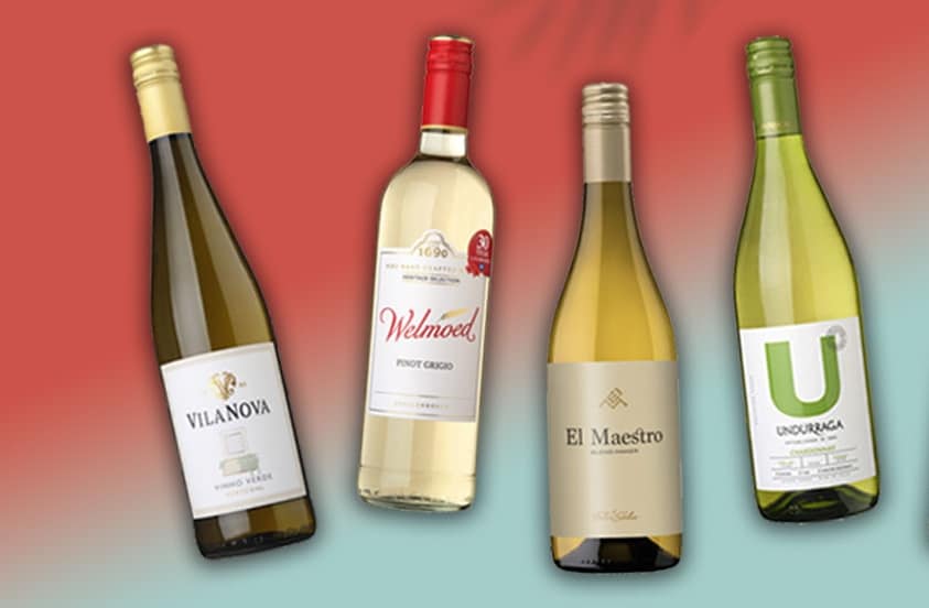Vijf flessen witte wijn van verschillende merken: Vilanova Vinho Verde, Welmoed Pinot Grigio, El Maestro, Undurraga en La Cheteau Sauvignon.