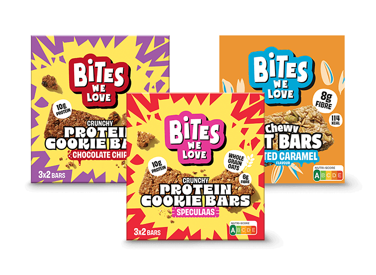 Drie verpakkingen van Bites We Love repen: Crunchy Protein Cookie Bars Chocolate Chip, Crunchy Protein Cookie Bars Speculaas en Chewy Oat Bars Salted Caramel.