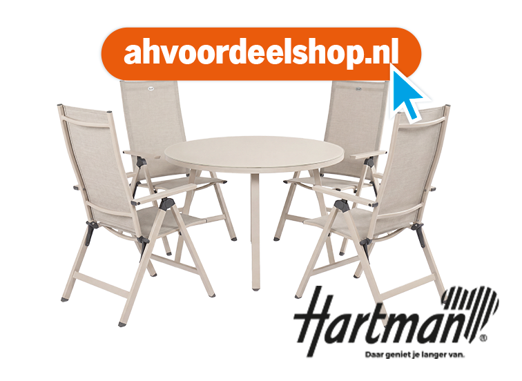 Zandkleurige tuinset van Hartman met ronde tafel en vier verstelbare stoelen, met het logo van ahvoordeelshop.nl bovenaan.
