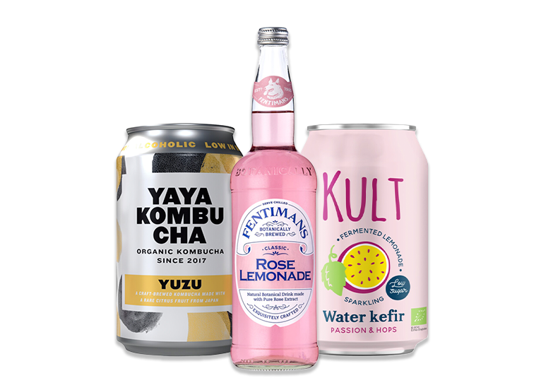 Drie gekoelde frisdranken: Yaya Kombucha Yuzu, Fentimans Rose Lemonade en Kult Water Kefir Passion & Hops