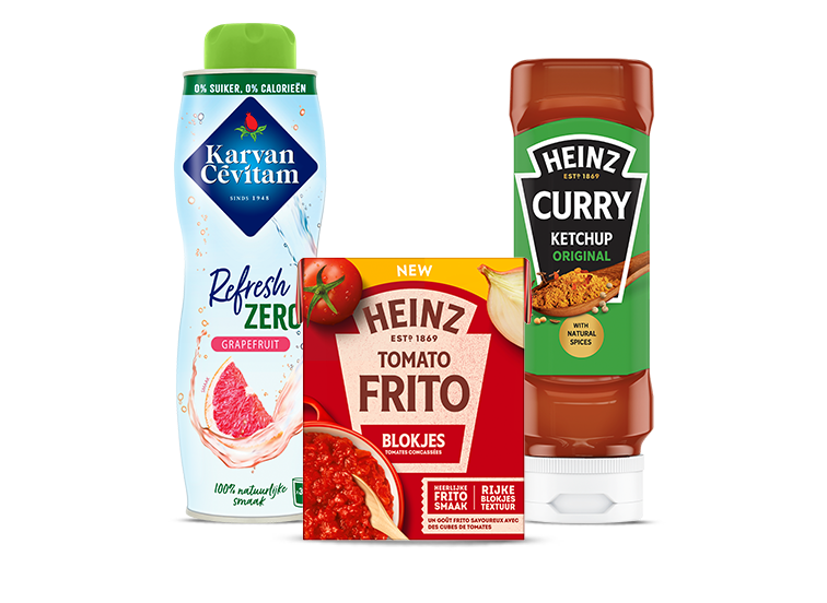 Flessen Karvan Cévitam Refresh Zero grapefruit, Heinz Curry ketchup en een pak Heinz Tomato Frito blokjes staan naast elkaar.