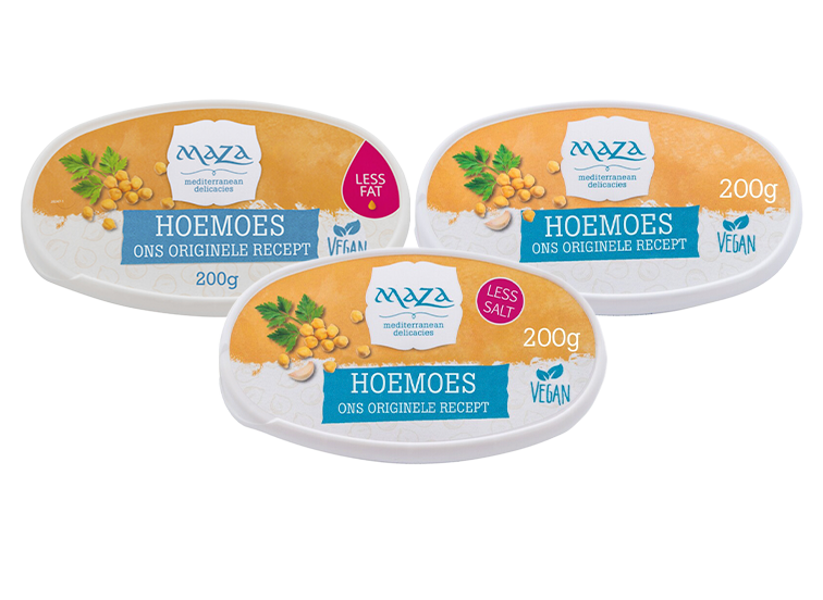 Drie kuipjes Maza hoemoes 200 gram, varianten minder vet en minder zout, met vegan logo op de verpakkingen