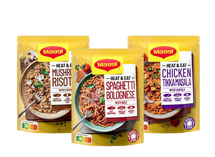 Drie Maggi Heat & Eat maaltijdverpakkingen: Mushroom Risotto met kip, Spaghetti Bolognese met rundvlees, en Chicken Tikka Masala met linzen.