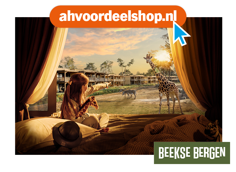 Kind wijst vanuit hotelkamer naar giraffe bij Beekse Bergen, met promotie voor ahvoordeelshop.nl