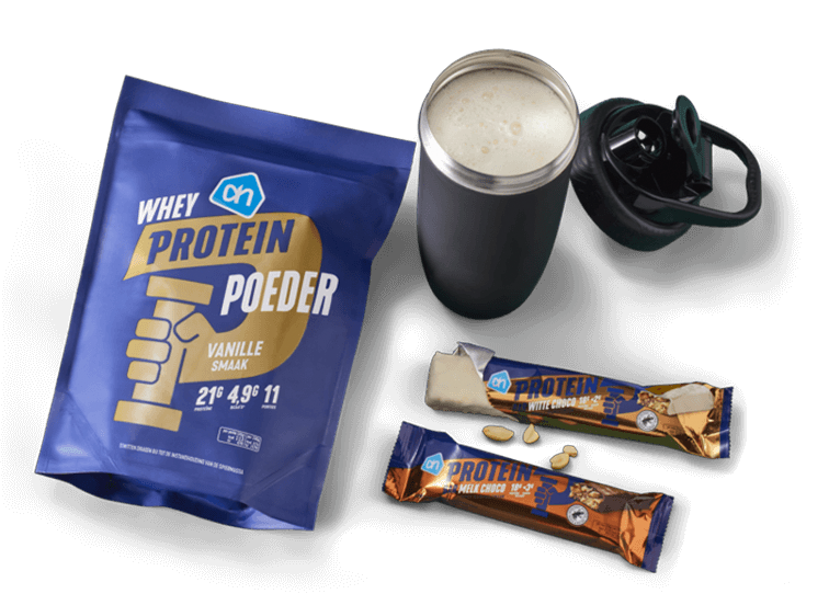 Whey protein poeder vanille smaak van Albert Heijn, een shaker met proteïnedrank en twee AH proteïne repen (white choco en milk choco) met enkele stukjes reep erbij.