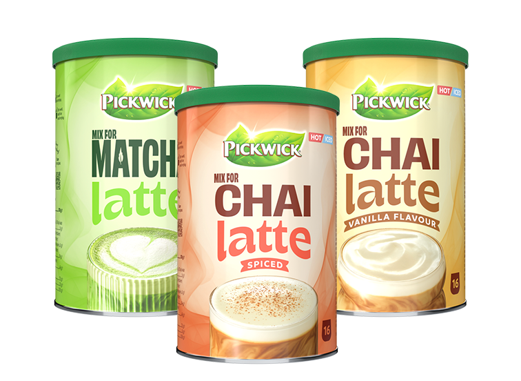 Blikjes Pickwick mix voor Matcha latte, Chai latte Spiced en Chai latte Vanilla flavour, samen gepresenteerd.