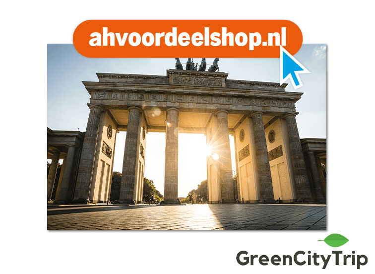 Foto van de Brandenburger Tor in Berlijn bij zonsopgang, met het logo van ahvoordeelshop.nl en GreenCityTrip.