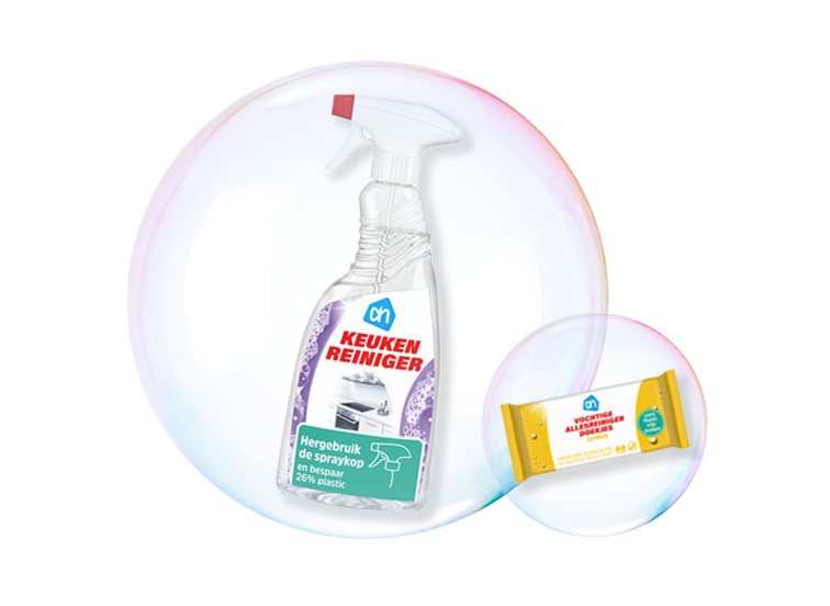 AH Keukenreiniger sprayfles en AH vochtige allesreiniger doekjes in transparante zeepbellen, op een witte achtergrond