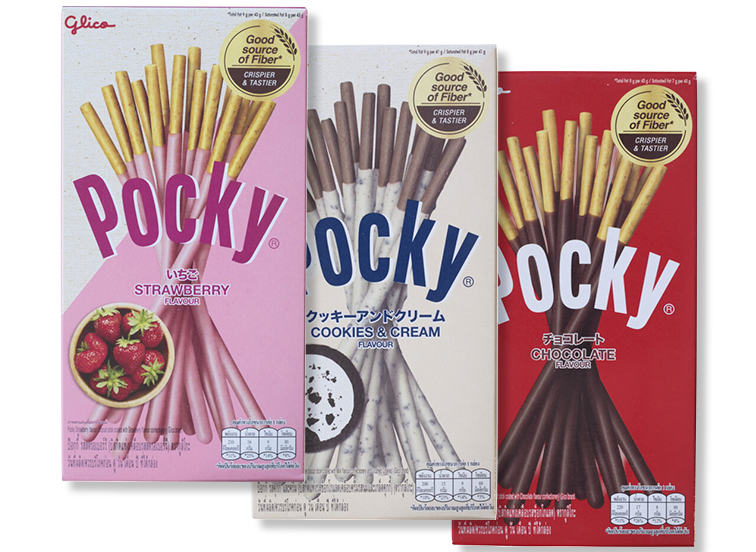 Drie verpakkingen van Pocky koekjessticks in de smaken aardbei, cookies & cream en chocolade